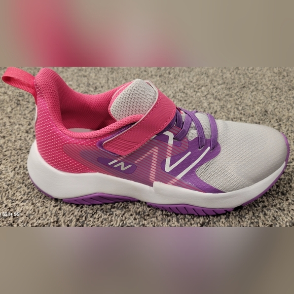 New Balance Rave Run V2 Gray Purple Shoes US size 4.5 (big kid) or womens 6 - Picture 1 of 10